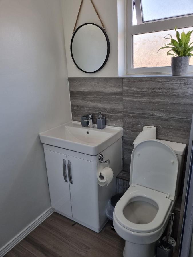 Centrally Located W/ Free Parking & Smart Tv Лийдс Екстериор снимка