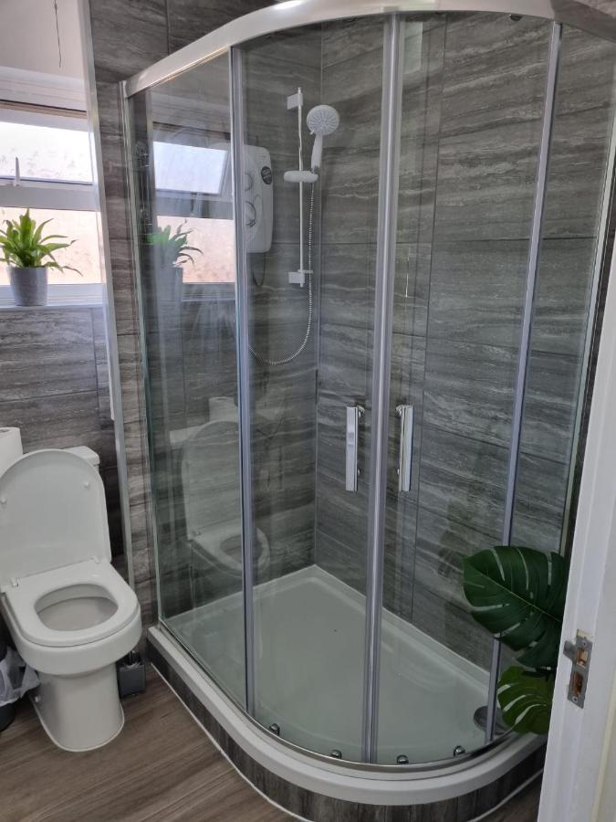 Centrally Located W/ Free Parking & Smart Tv Лийдс Екстериор снимка