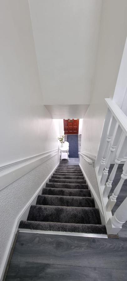 Centrally Located W/ Free Parking & Smart Tv Лийдс Екстериор снимка